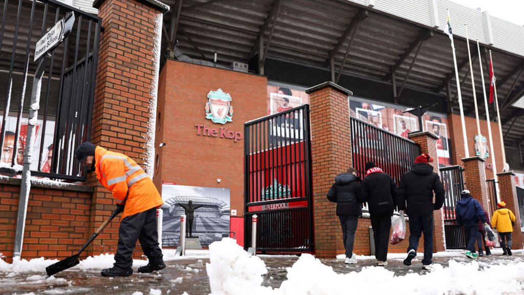 FBL-ENG-PR-LIVERPOOL-MAN UTD-SNOW-WEATHER-CLIMATE