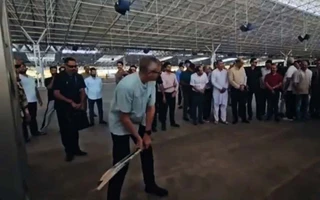 1746800355112_dhvdhgv Amidst India-Pakistan tensions, Jammu & Kashmir's CM plays cricket while visit to LoC relief camps