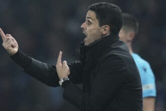 Arsenal manager Mikel Arteta during UCL semi-final second leg against PSG in Paris. (PHOTO: AP)
