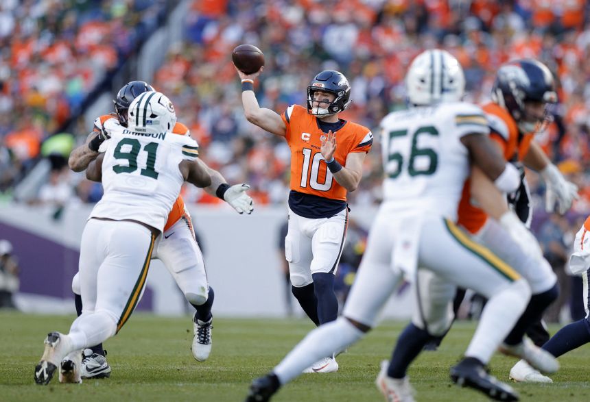 Broncos quarterback Bo Nix (10) throws downfield during the second quarter against the Green Bay Packers.