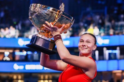 Amanda Anisimova poses with trophy during medal ceremony after winning the Women's Singles Final match against Linda Noskova.