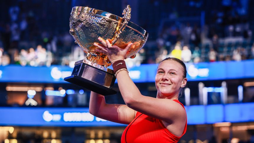 Amanda Anisimova poses with trophy during medal ceremony after winning the Women's Singles Final match against Linda Noskova.