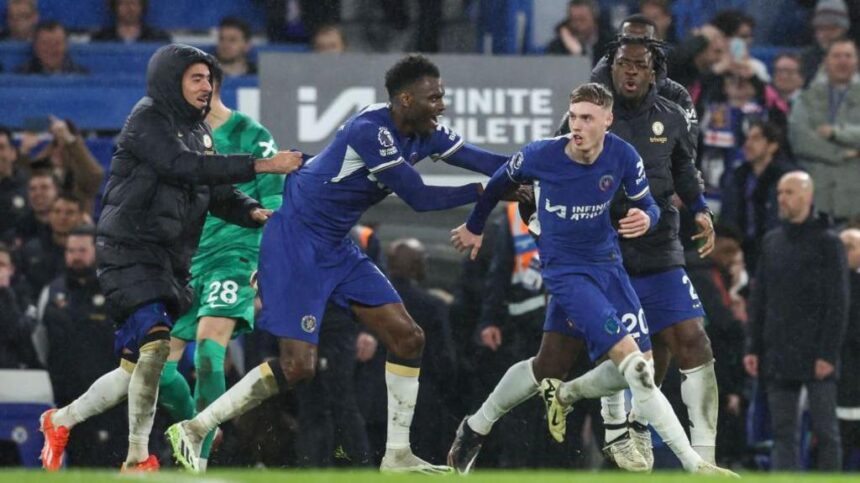 Cole Palmer and Chelsea team-mates celebrate after their stoppage-time winner against Manchester United