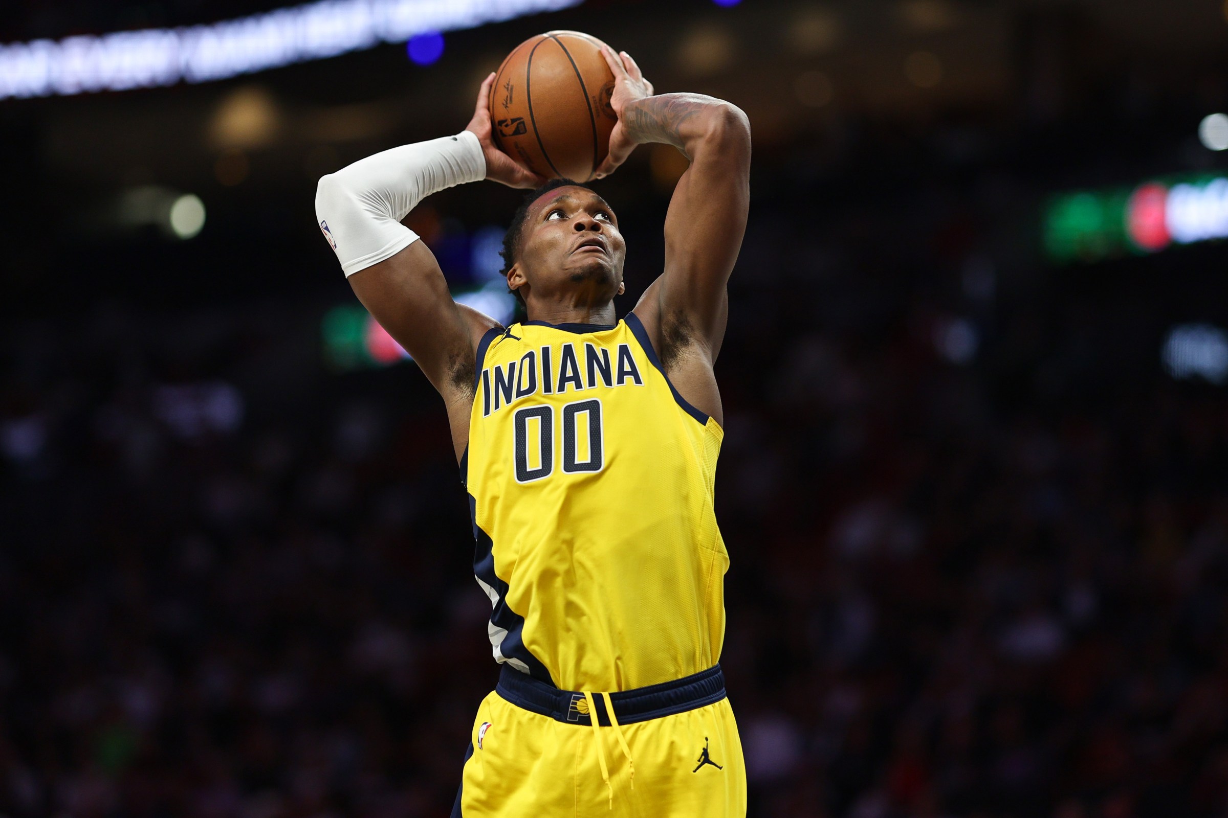 gettyimages-2253757834 MIAMI, FLORIDA - DECEMBER 27: Bennedict Mathurin #00 of the Indiana Pacers dunks the ball during the fourth quarter of the game against the Miami Heat at Kaseya Center on December 27, 2025 in Miami, Florida. NOTE TO USER: User expressly acknowledges and agrees that, by downloading and or using this photograph, User is consenting to the terms and conditions of the Getty Images License Agreement. (Photo by Tomas Diniz Santos/Getty Images)