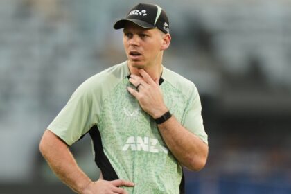New Zealand captain Michael Bracewell in a practice session during India series. (PHOTO: AP)