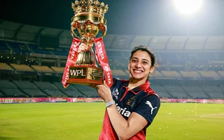 Smriti Mandhana with WPL trophy