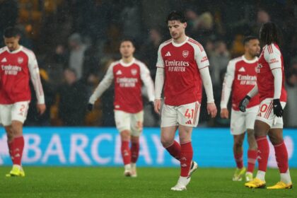 Arsenal players disappointed after drawing the Premier League match vs Wolverhampton Wanderers. (PHOTO: AP)