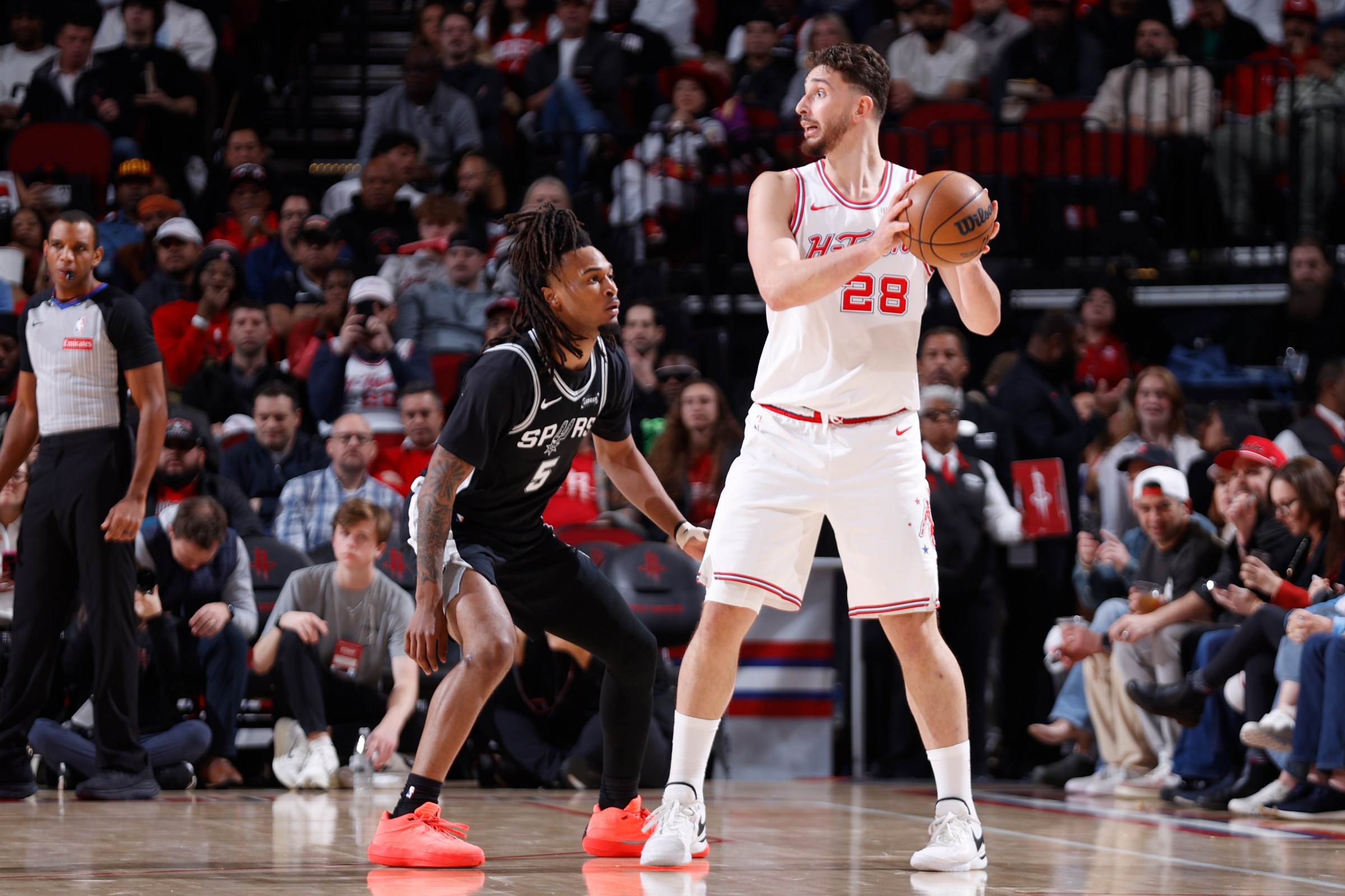 gettyimages-2258188255 HOUSTON, TX - JANUARY 28: Alperen Sengun #28 of the Houston Rockets looks to pass the ball as Stephon Castle #5 of the San Antonio Spurs plays defense during the game on January 28, 2026 at the Toyota Center in Houston, Texas. NOTE TO USER: User expressly acknowledges and agrees that, by downloading and or using this photograph, User is consenting to the terms and conditions of the Getty Images License Agreement. Mandatory Copyright Notice: Copyright 2026 NBAE (Photo by Logan Riely/NBAE via Getty Images)