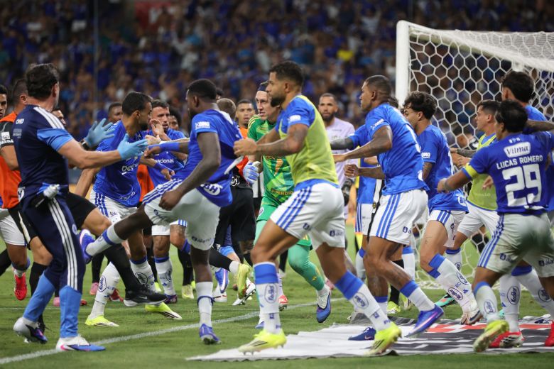 Players from both Cruzeiro and Atletico took part in the fight.