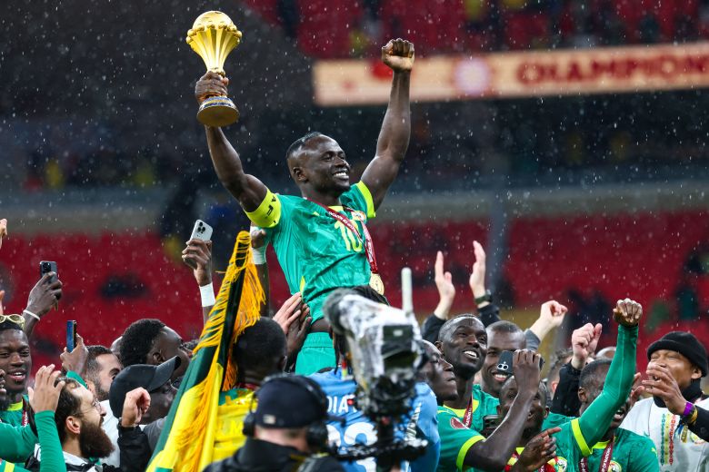 Senegal's Sadio Mané celebrates with the trophy after the match ended 1-0.