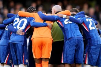 Before the Premier League match between Chelsea and Newcastle at Stamford Bridge, referee Tierney took hold of the ball next to the center circle - only to soon find himself surrounded by the Chelsea team. (Reuters Photo)