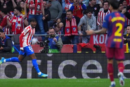 Atletico Madrid's Ademola Lookman, left, celebrates after scoring his side's opening goal during the Champions League quarterfinal second leg soccer match between Atletico Madrid and Barcelona in Madrid, Spain, Tuesday, April 14, 2026. (AP Photo)