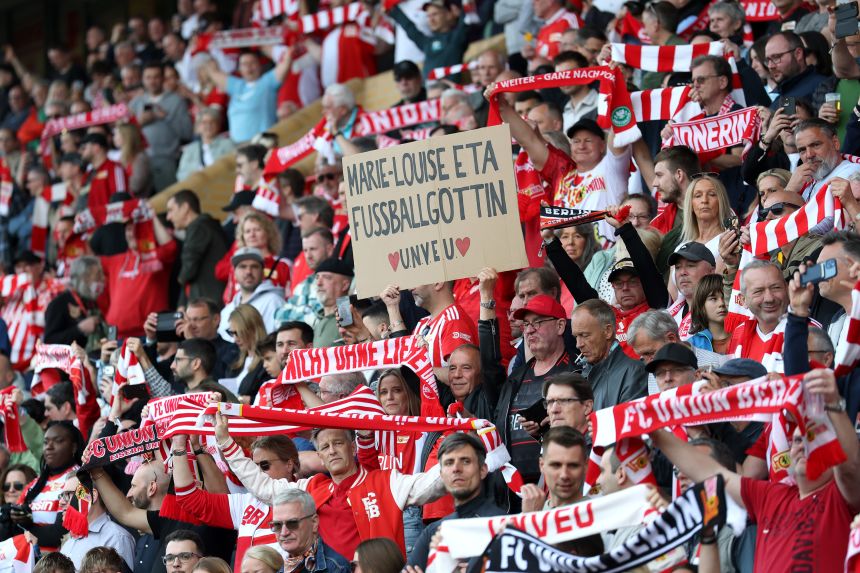 A Union Berlin fan holds up a sign that calls Eta a “<em>Fußballgöttin!</em>” (“<a href="https://www.cnn.com/sport/soccer">football</a> goddess”).