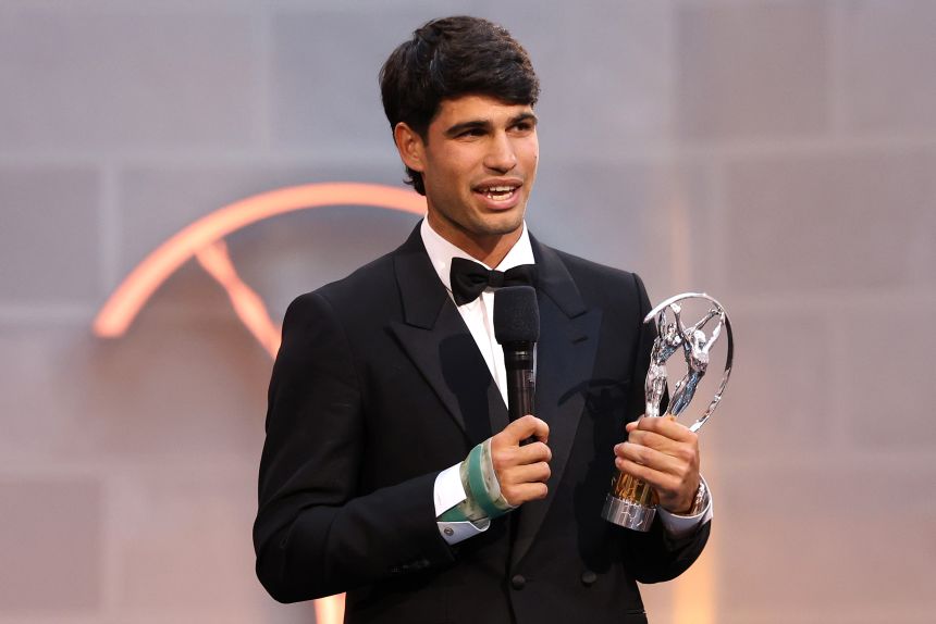 While wearing a cast, Carlos Alcaraz earlier this week accepted the Laureus World Sportsman of the Year in Madrid.