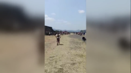 Tourists flee.png