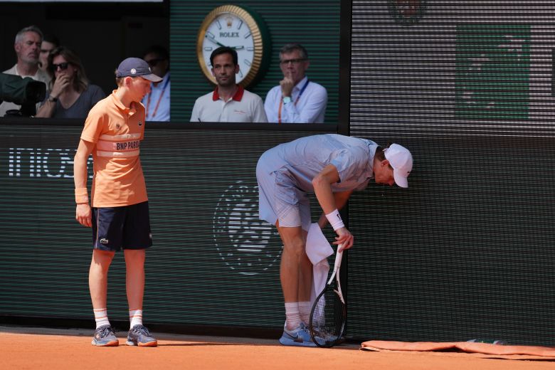 Jannik Sinner struggles with the heat during his second-round match against Juan Manuel Cerúndolo on Thursday.