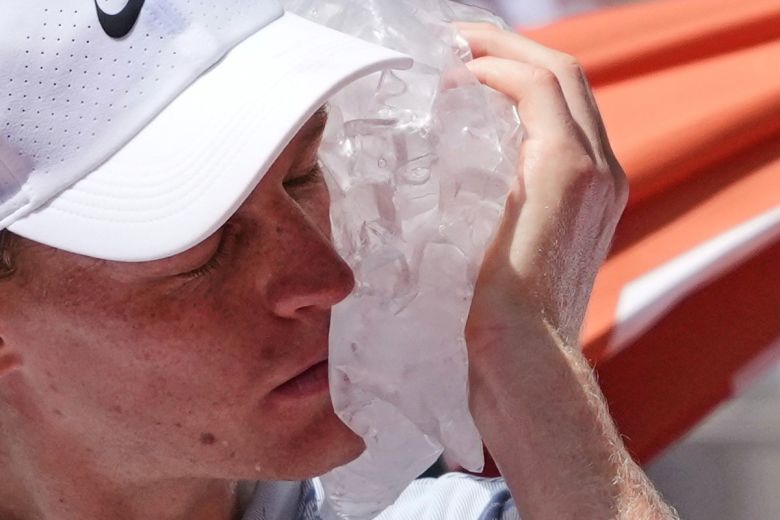 Jannik Sinner cools himself with the ice during his match against Juan Manuel Cerúndolo on Thursday.
