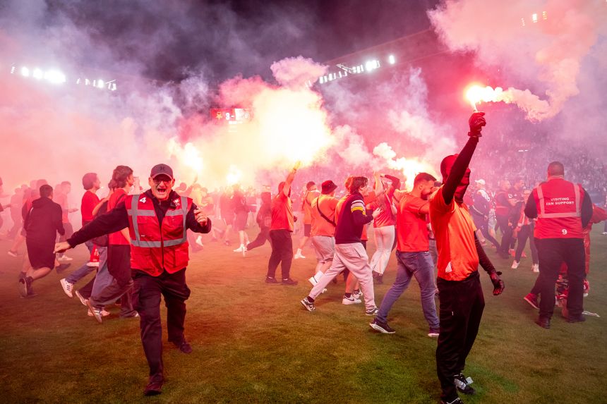 SK Slavia Prague fans invaded the pitch few minutes before the end of the match against AC Sparta Praha on Saturday.