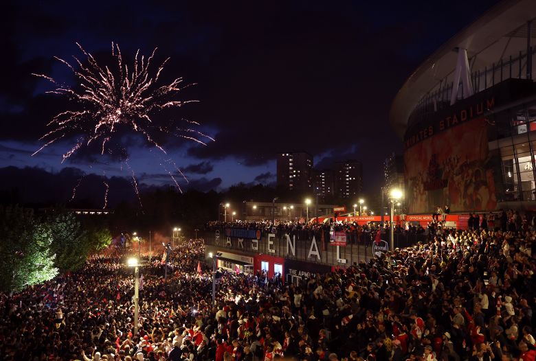 Arsenal fans flocked to the Emirates Stadium after Manchester City failed to win away to Bournemouth.
