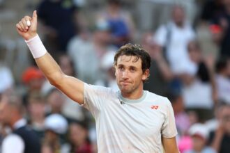Casper Ruud acknowledges the crowd after beating Roman Safiullin at the 2026 French Open on May 25 in Paris.