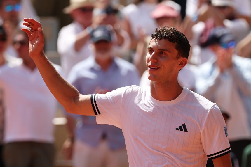 Juan Manuel Cerúndolo acknowledges the fans after his comeback win on Thursday.