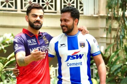 Virat Kohli with Indian hockey team captain Harmanpreet Singh. (X)