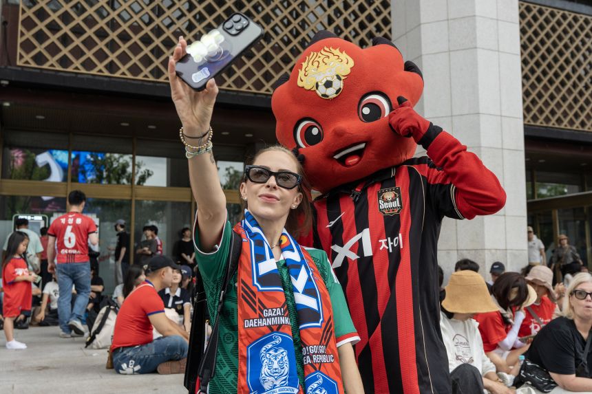 Even tourists got involved, taking pictures with FC Seoul's mascot, SSID.