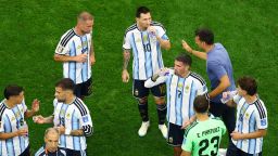 Soccer Football - FIFA World Cup 2026 - Group J - Argentina v Austria - Dallas Stadium, Arlington, Texas, U.S. - June 22, 2026 Argentina coach Lionel Scaloni talks to Argentina's Lionel Messi and Alexis Mac Allister during the second half hydration break REUTERS/Issei Kato
