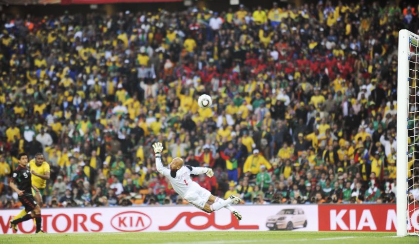 Tshabalala powers his effort beyond Pérez.