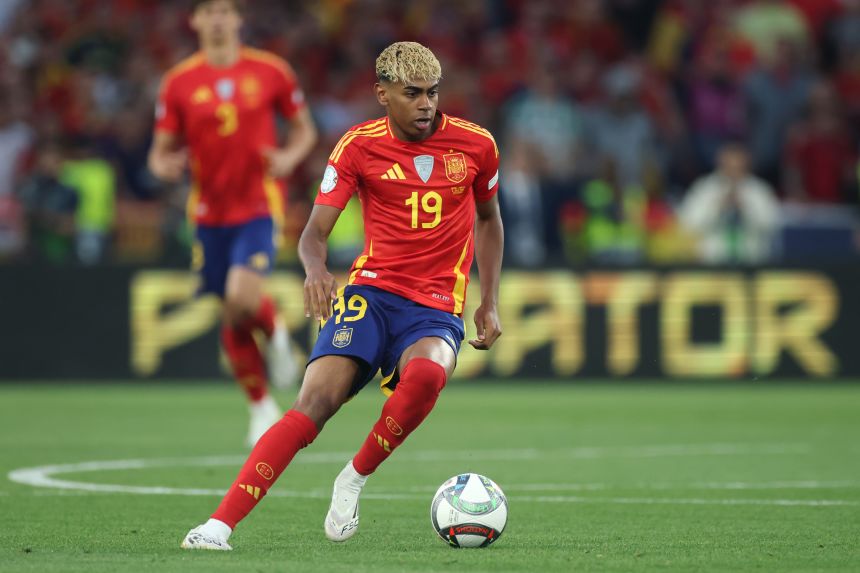 Yamal controls the ball during a Nations League semifinal against Germany in June 2025.