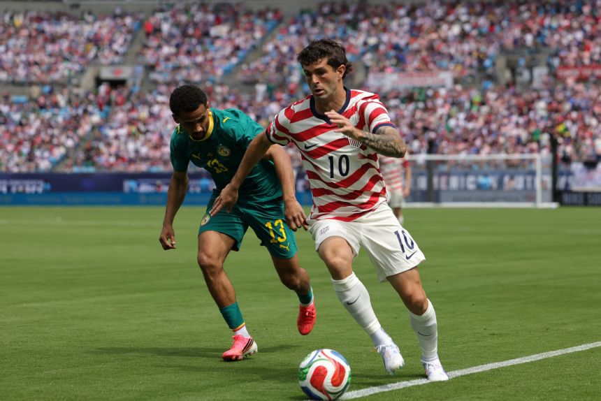 Christian Pulisic of United States controls the ball wile under pressure from Iliman Ndiaye of Senegal on Sunday.