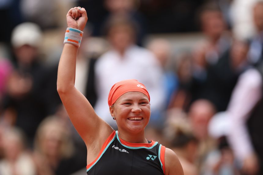 Diana Shnaider shows appreciation to the fans after victory over Sabalenka.