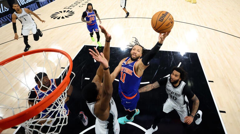 jalen-brunson-knicks-layup-g.jpg