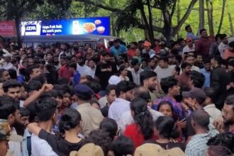 Huge crowd flocks in front of Gate 12 at M. Chinnaswamy Stadium, Bengaluru - RCB Victory Parade event (Source: Chirayu Jain / CricTracker Pvt. Ltd)