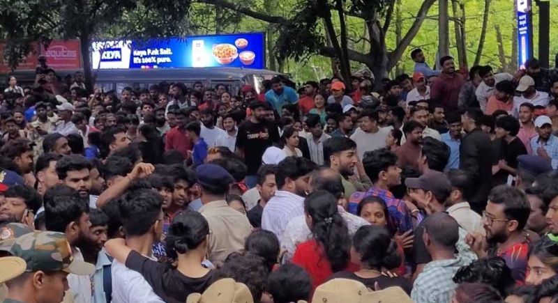 Huge crowd flocks in front of Gate 12 at M. Chinnaswamy Stadium, Bengaluru - RCB Victory Parade event (Source: Chirayu Jain / CricTracker Pvt. Ltd)