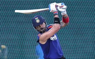 1790322733421_virat-kohli Virat Kohli signs autograph on net bowler's India jersey at Brabourne Stadium